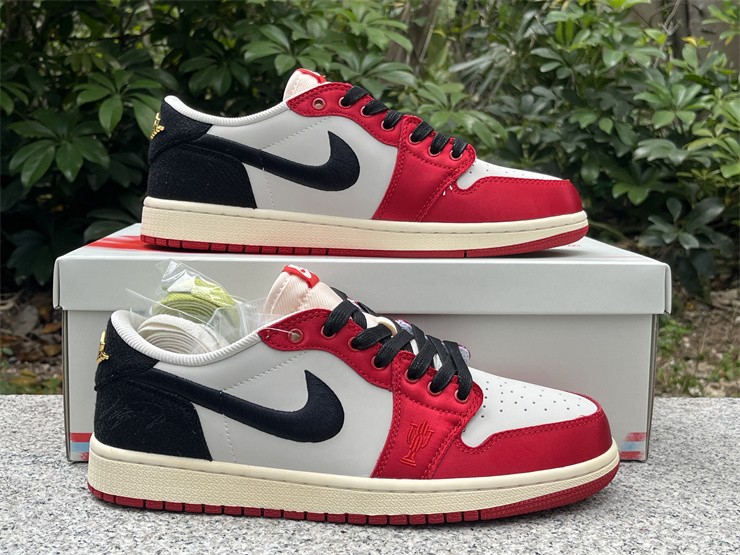 Air Jordan 1 Retro Low OG Trophy Room Away